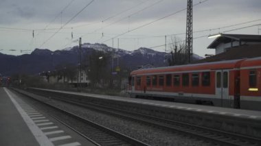 15 Nisan 2024, Prien am Chiemsee, Almanya. Akşamları Bavyera 'daki Bavyera Prien am Chiemsee' deki DB tren istasyonunda. Bahnhof Prien bir Chiemsee. Alman Bahn und der Bayerischen Regiobahn Zug. 