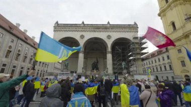 17 Şubat 2024. Münih, Almanya. Odeonsplatz Münih 'te Rusya ile savaşa karşı Ukrayna' yı desteklemek için toplandık. Rusya 'nın Ukrayna' yı işgaline karşı Almanya 'da savaş karşıtı gösteri. 