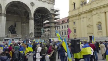 17 Şubat 2024. Münih, Almanya. Odeonsplatz Münih 'te Rusya ile savaşa karşı Ukrayna' yı desteklemek için toplandık. Rusya 'nın Ukrayna' yı işgaline karşı Almanya 'da savaş karşıtı gösteri. 