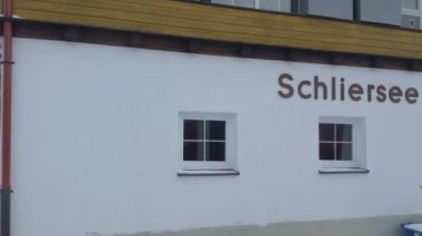 27 Kasım 2023. Almanya 'nın Bavyera şehrinde kış mevsiminde Alman Schliersee tren istasyonu. Bahnhof Schliersee. Bayerische Bölgesi BRB. Oberland Zug. Yukarı Bavyera 'daki karlı tren istasyonu. 