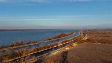 İsmaninger Speichersee Munchen, Bayern, Deutschland. Baharda güneşli havalarda su kanalları ve su rezervuarı. Su depolama sistemi, Münih atık suyunun biyolojik tedavisinde sahne görevi görüyor. 