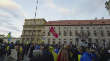 17 Şubat 2024. Münih, Almanya. Odeonsplatz Münih 'te Rusya ile savaşa karşı Ukrayna' yı desteklemek için toplandık. Rusya 'nın Ukrayna' yı işgaline karşı Almanya 'da savaş karşıtı gösteri. 