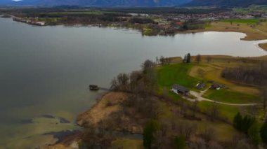 Almanya, Bavyera, Hava manzaralı Prien am Chiemsee ve arka planda Chiemgau Alpleri. Das Bayerische Meer. Chiemgauer Bergen. Bayern 'deki en büyük gölün insansız hava aracı görüntüsü. Bernau am Chiemsee. 