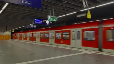 Münih, Almanya. Bahnstation Marienplatz. Bahnhof Marienplatz Münih. Bahn yerel toplu taşıma treni MVV, Marienplatz istasyonunda MVG. Roter zug am Bahnsteig Marienplatz. 