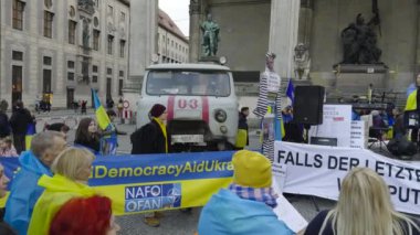 17 Şubat 2024. Münih, Almanya. Odeonsplatz Münih 'te Rusya ile savaşa karşı Ukrayna' yı desteklemek için toplandık. Rusya 'nın Ukrayna' yı işgaline karşı Almanya 'da savaş karşıtı gösteri. 