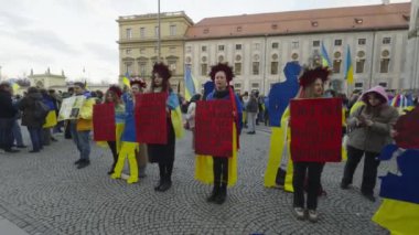 17 Şubat 2024. Münih, Almanya. Odeonsplatz Münih 'te Rusya ile savaşa karşı Ukrayna' yı desteklemek için toplandık. Rusya 'nın Ukrayna' yı işgaline karşı Almanya 'da savaş karşıtı gösteri. 
