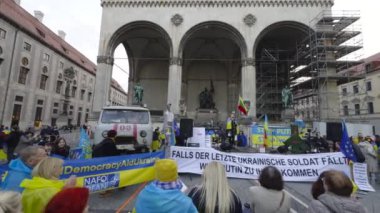 17 Şubat 2024. Münih, Almanya. Odeonsplatz Münih 'te Rusya ile savaşa karşı Ukrayna' yı desteklemek için toplandık. Rusya 'nın Ukrayna' yı işgaline karşı Almanya 'da savaş karşıtı gösteri. 
