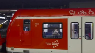 15 Şubat 2024. Münih, Almanya. Bahnstation Marienplatz. Bahnhof Marienplatz Münih. Bahn yerel toplu taşıma treni MVV, Marienplatz istasyonunda MVG. Roter zug am Bahnsteig Marienplatz. 