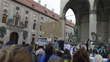 17 Şubat 2024. Münih, Almanya. Odeonsplatz Münih 'te Rusya ile savaşa karşı Ukrayna' yı desteklemek için toplandık. Rusya 'nın Ukrayna' yı işgaline karşı Almanya 'da savaş karşıtı gösteri. 