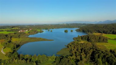 Seehamer, Bayern 'de, Deutschland Luftbild im Sommer' de. Almanya, Bavyera 'da yaz mevsiminde Seehamer Gölü' nün hava manzarası güneşlidir. Almanya 'da doğa ve doğa kaynakları teması. Peyzaj haftsschutzgebiet. 
