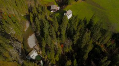 Katholische Bergkapelle Maria Hilf im Valepp, Gemarkung Deutschland, Bayern Luftaufnahme. Valepp, Almanya 'daki Katolik dağ şapeli Maria Hilf, Bavyera Havacılık manzaralı. Valepp Wasserfall