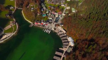 Deutschland, Bayern 'deki Luftaufnahme Schonau am Konigssee schifffahrt. Almanya, Bavyera 'daki elektrikli turist tekneleri ve rıhtımının güzel Schoenau am Koenigssee Gölü manzarası. Gezinti gemisi. 