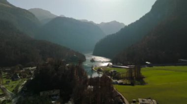 Deutschland, Bayern 'deki Luftaufnahme Schonau am Konigssee schifffahrt. Almanya, Bavyera 'daki elektrikli turist tekneleri ve rıhtımının güzel Schoenau am Koenigssee Gölü manzarası. Gezinti gemisi. 