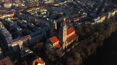 Kath. Pfarramt St. Maximilian Katholische Kirche Münih, Bayern, Deutschland Luftaufnahme 'de. St. Maximilian hava manzarası kilisesi Isar nehrinin doğu kıyısında. Güzel şehir manzarası