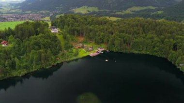 Almanya, Bavyera 'da Freibergsee ve Heini-Klopfer- Schkiflugschanze' nin insansız hava aracı görüşleri. Dağlar ve ormanlarla çevrili bu el değmemiş göl ve ünlü kayakla atlama alanı havadan görülebilir. Oberstdorf. 
