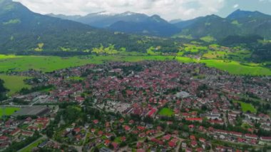 Yazın Obersdorf, Bavyera, Almanya 'nın hava manzarası. Bayern Deutschland Luftaufnahme im Sommer 'den Oberstdorf, Markt. Urlaub, Oberstdorf im Allgau 'da. Alplerde yürüyüş köyü ve kış sporları merkezi. 