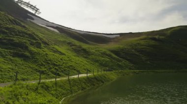 Riezler Alpsee yapay bir göl güzel bir dağ gölü Kanzelwand dağı ve Fellhorn. Gipfel Kanzelwand. Allgauer Alpen. Riezler Alpsee 'nin resimli görüntüsü, Solda Rote Asa, sağda Fellhorn 