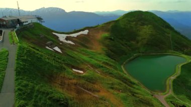 Riezler Alpsee yapay bir göl güzel bir dağ gölü Kanzelwand dağı ve Fellhorn. Gipfel Kanzelwand. Allgauer Alpen. Riezler Alpsee 'nin resimli görüntüsü, Solda Rote Asa, sağda Fellhorn 