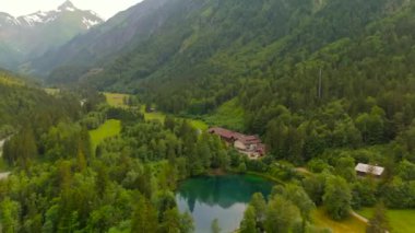 Oberstdorf 'taki Der Christlessee, Weiler Gottenried, I' m bayerischen Landkreis Oberallgau, Deutschland Luftaufnahme. Kristal berraklığında Christlessee Gölü Alpler 'in havadan manzaralı dağlarında yazın. 