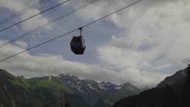 Oberstdorf 'taki Fellhornbahn, kış aylarında büyüleyici panoramik manzaraları, kayak ve snowboard ve yaz aylarında yürüyüş ve bisiklet parkurları ile Allgau Alplerine yıl boyunca erişim imkanı sunuyor. Almanya 'da çevre turizmi. 