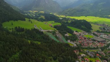 Schattenberg Skistadion, Oberstdorf, Deutschland Luftaufnahme 'de. Orlen Arena Oberstdorf Allgau. Almanya 'nın Bavyera kentindeki kayakla atlama stadyumunda. Skisprungstadion am Schattenberg Allgauer Alpen 'de