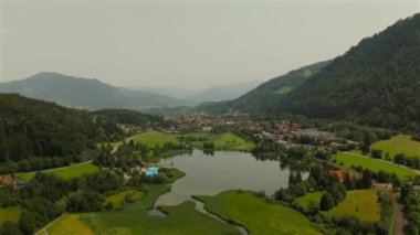 Immenstadt im Allgau Bayern 'deki Naturbadesee Kleine Alpsee, Deutschland Luftaufnahme im Sommer. Kleiner Alpsee 'nin Almanya' da güneşli bir yaz havası var.. 