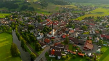 Oberstdorf yakınlarındaki Fischen im Allgau 'nun güneşli yaz havasında Bavyera, Almanya' daki Landkreis Oberallgau 'da hava görüntüsü. Fischen im Allgaeu Luftaufnahme. Pfarrkirche St. Verena 'da. Frauenkapelle.. 