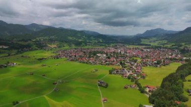 Yazın Obersdorf, Bavyera, Almanya 'nın hava manzarası. Bayern Deutschland Luftaufnahme im Sommer 'den Oberstdorf, Markt. Urlaub, Oberstdorf im Allgau 'da. Alplerde yürüyüş köyü ve kış sporları merkezi. 