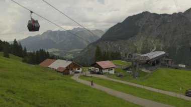 Oberstdorf 'taki Fellhornbahn, kış aylarında büyüleyici panoramik manzaraları, kayak ve snowboard ve yaz aylarında yürüyüş ve bisiklet parkurları ile Allgau Alplerine yıl boyunca erişim imkanı sunuyor. Almanya 'da çevre turizmi. 