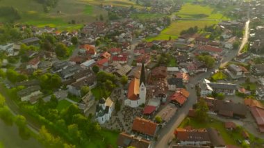 Oberstdorf yakınlarındaki Fischen im Allgau 'nun güneşli yaz havasında Bavyera, Almanya' daki Landkreis Oberallgau 'da hava görüntüsü. Fischen im Allgaeu Luftaufnahme. Pfarrkirche St. Verena 'da. Frauenkapelle.. 