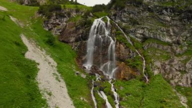 Wasserfall ben Nebelhorn Luftaufnahme. Almanya 'nın Bavyera kentindeki Nebelhorn Dağı yakınlarında yaz havası manzaralı bir vadide şelaleler. Alpler 'in kayalık geçidinde şelale. Obersdorf yakınlarında şelaleli bir vadi. 