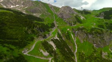 Wasserfall ben Nebelhorn Luftaufnahme. Almanya 'nın Bavyera kentindeki Nebelhorn Dağı yakınlarında yaz havası manzaralı bir vadide şelaleler. Alpler 'in kayalık geçidinde şelale. Obersdorf yakınlarında şelaleli bir vadi. 