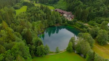 Oberstdorf 'taki Der Christlessee, Weiler Gottenried, I' m bayerischen Landkreis Oberallgau, Deutschland Luftaufnahme. Kristal berraklığında Christlessee Gölü Alpler 'in havadan manzaralı dağlarında yazın. 