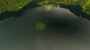 Almanya, Bavyera 'da Freibergsee ve Heini-Klopfer- Schkiflugschanze' nin insansız hava aracı görüşleri. Dağlar ve ormanlarla çevrili bu el değmemiş göl ve ünlü kayakla atlama alanı havadan görülebilir. Oberstdorf. 