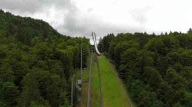 Stillachtal bei Oberstdorf Luftaufnahme 'yi es geç. Almanya 'nın Bavyera eyaletinde yer alan Obersdorf' tan kayak manzaralı bir yer. Heini Klopfer Skiflugschanze Blick Schanzentisch Bayern, Almanya