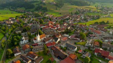 Oberstdorf yakınlarındaki Fischen im Allgau 'nun güneşli yaz havasında Bavyera, Almanya' daki Landkreis Oberallgau 'da hava görüntüsü. Fischen im Allgaeu Luftaufnahme. Pfarrkirche St. Verena 'da. Frauenkapelle.. 