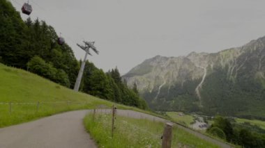 Oberstdorf 'taki Fellhornbahn, kış aylarında büyüleyici panoramik manzaraları, kayak ve snowboard ve yaz aylarında yürüyüş ve bisiklet parkurları ile Allgau Alplerine yıl boyunca erişim imkanı sunuyor. Almanya 'da çevre turizmi. 