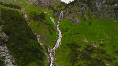 Wasserfall ben Nebelhorn Luftaufnahme. Almanya 'nın Bavyera kentindeki Nebelhorn Dağı yakınlarında yaz havası manzaralı bir vadide şelaleler. Alpler 'in kayalık geçidinde şelale. Obersdorf yakınlarında şelaleli bir vadi. 