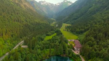 Oberstdorf 'taki Der Christlessee, Weiler Gottenried, I' m bayerischen Landkreis Oberallgau, Deutschland Luftaufnahme. Kristal berraklığında Christlessee Gölü Alpler 'in havadan manzaralı dağlarında yazın. 