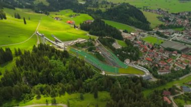 Schattenberg Skistadion, Oberstdorf, Deutschland Luftaufnahme 'de. Orlen Arena Oberstdorf Allgau. Almanya 'nın Bavyera kentindeki kayakla atlama stadyumunda. Skisprungstadion am Schattenberg Allgauer Alpen 'de