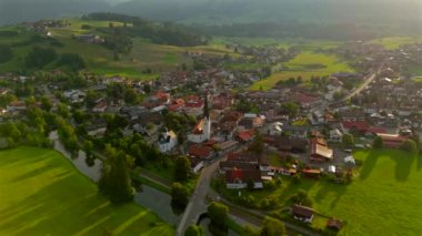 Oberstdorf yakınlarındaki Fischen im Allgau 'nun güneşli yaz havasında Bavyera, Almanya' daki Landkreis Oberallgau 'da hava görüntüsü. Fischen im Allgaeu Luftaufnahme. Pfarrkirche St. Verena 'da. Frauenkapelle.. 