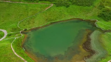 Schlappoltsee Bayern 'de bir Mittelstation der Fellhornbahn, Deutschland Luftaufnahme. Fellhorn Dağı 'nın tepesindeki Schlappoldsee Gölü' nün ve Fellhorn Mittelstation 'ın tepesindeki hava manzarası.. 