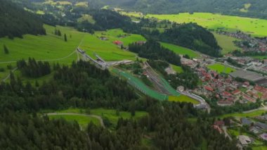 Schattenberg Skistadion, Oberstdorf, Deutschland Luftaufnahme 'de. Orlen Arena Oberstdorf Allgau. Almanya 'nın Bavyera kentindeki kayakla atlama stadyumunda. Skisprungstadion am Schattenberg Allgauer Alpen 'de