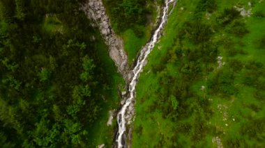 Wasserfall ben Nebelhorn Luftaufnahme. Almanya 'nın Bavyera kentindeki Nebelhorn Dağı yakınlarında yaz havası manzaralı bir vadide şelaleler. Alpler 'in kayalık geçidinde şelale. Obersdorf yakınlarında şelaleli bir vadi. 
