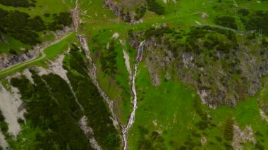 Wasserfall ben Nebelhorn Luftaufnahme. Almanya 'nın Bavyera kentindeki Nebelhorn Dağı yakınlarında yaz havası manzaralı bir vadide şelaleler. Alpler 'in kayalık geçidinde şelale. Obersdorf yakınlarında şelaleli bir vadi. 