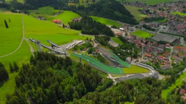 Schattenberg Skistadion, Oberstdorf, Deutschland Luftaufnahme 'de. Orlen Arena Oberstdorf Allgau. Almanya 'nın Bavyera kentindeki kayakla atlama stadyumunda. Skisprungstadion am Schattenberg Allgauer Alpen 'de