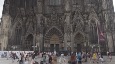 25 Temmuz 2024. Köln, Almanya. Koelner Dom, Hohe Domkirche zu Koln yazın manzaranın dışında. Köln Katedrali, Almanya yazın dış görünüşü. Hohe Domkirche Sankt Petrus. Kuzey Ren-Vestfalya. 