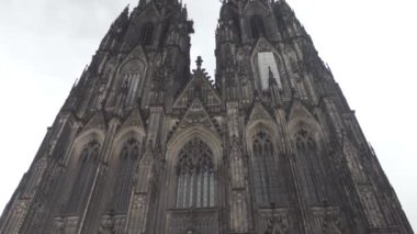 25 Temmuz 2024. Köln, Almanya. Koelner Dom, Hohe Domkirche zu Koln yazın manzaranın dışında. Köln Katedrali, Almanya yazın dış görünüşü. Hohe Domkirche Sankt Petrus. Kuzey Ren-Vestfalya. 