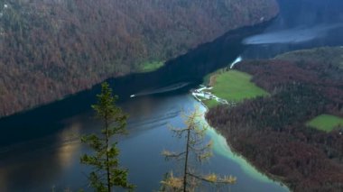 Almanya 'nın Bavyera kentindeki Konigssee' deki St. Bartholoma, Bavyera Alpleri 'nin dağ manzarası ile çevrili nefes kesici bir dönüm noktasıdır. Luftaufnahme St. Bartholoma Wallfahrtskirche Berchtesgadener. 
