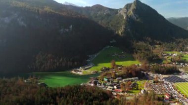 Deutschland, Bayern 'deki Luftaufnahme Schonau am Konigssee schifffahrt. Almanya, Bavyera 'daki elektrikli turist tekneleri ve rıhtımının güzel Schoenau am Koenigssee Gölü manzarası. Gezinti gemisi. 